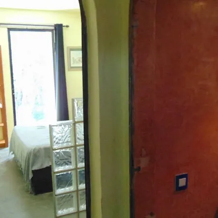 Les Oliviers Bed & Breakfast